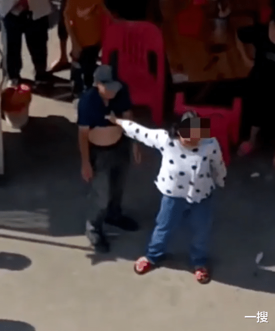 一搜 广西一男子在街头因小事与商家发生争执拉扯，引发好多人围观