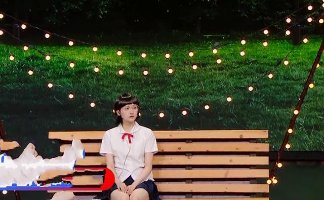 杨幂|同穿短裙，关晓彤和杨幂的坐姿却完全不同，是女汉子和女神的区别