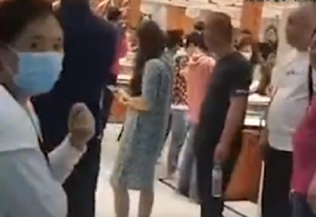 社会热点传播正能量 云南导游怼游客，称孩子没死就得购物，官方通报：已涉嫌犯罪