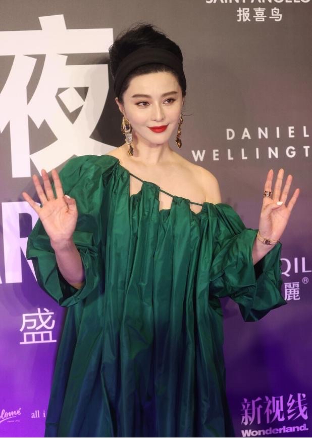 潮帮先生|范冰冰为博眼球挺拼,大号“窗帘裙”故意露肩穿,贵妇发型真抢镜
