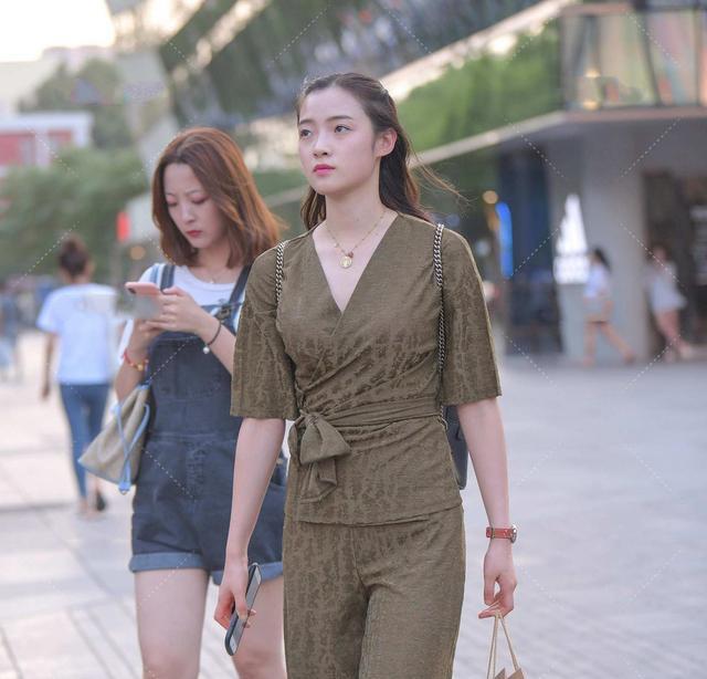 西装|棕色大衣这样穿也太好看了吧！简约又大气，满满的高级感