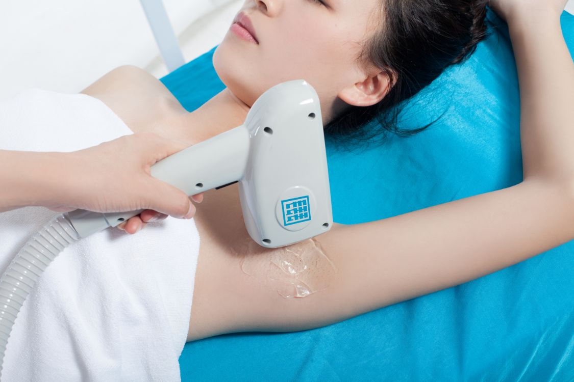 |女性腋毛旺盛很尴尬，要不要刮掉呢？关于腋毛的这些常识，需了解