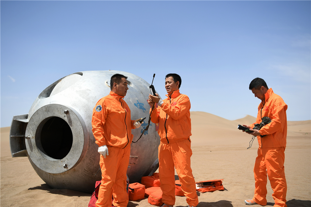 载人飞船 杨利伟在进入太空时，为什么要拿一把手枪？他是为了防谁？