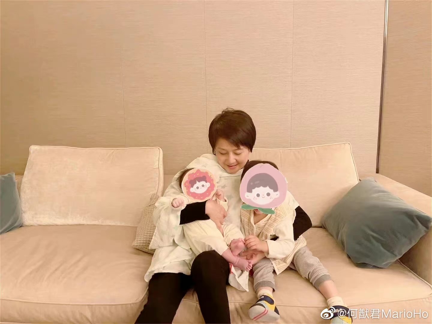 奚梦瑶|奚梦瑶在客厅装饰圣诞树，2岁儿子给妈妈帮忙，母子同框好温馨