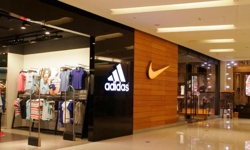 安踏 中国“新鞋王”出现：有6800家门店，净利润5.13亿，紧跟安踏李宁