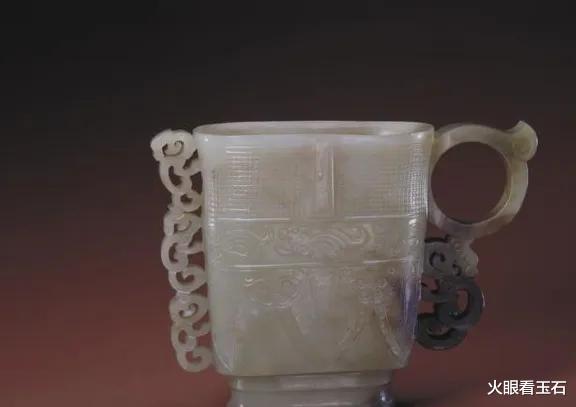 翡翠|花150万不买乾隆青花官窑，却买了“冰糖”翡翠瓶，专家：买值了