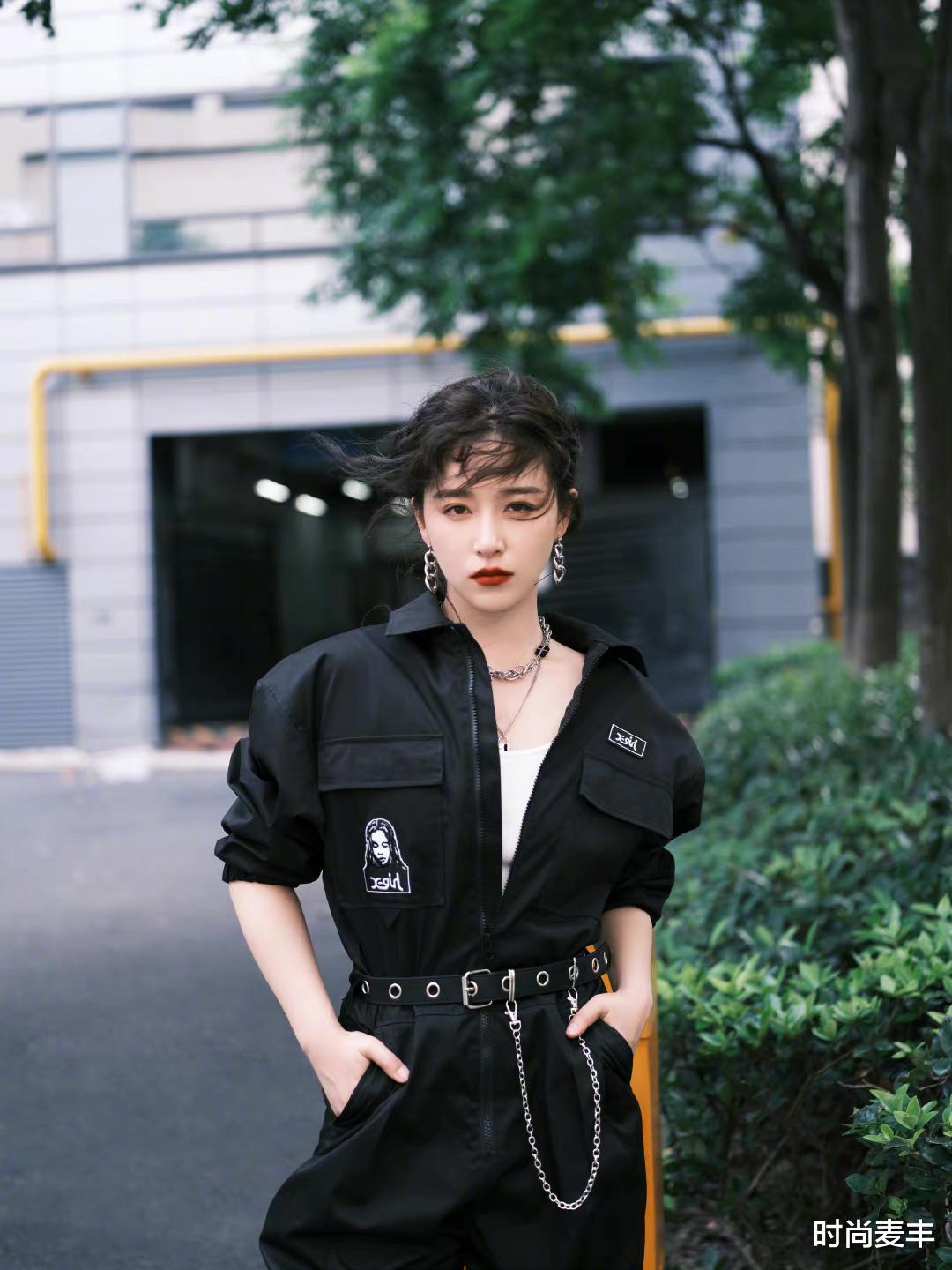 时尚麦丰|阚清子突然变酷帅，黑色连体工装裤，这是女特工要出动了吗