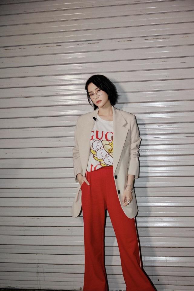 GD时尚爆|何超莲秋日西装混搭，米色西装配大红色裤子，气场1米8