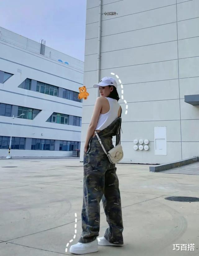 巧百搭|宋祖儿越来越可爱了,穿卫衣短裙走机场,蹦蹦跳跳像是小兔子