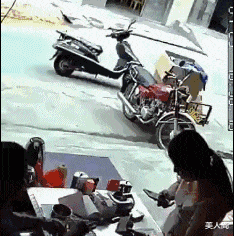 美人閣 感覺姑娘的這個動作比一字馬難得多，哈哈哈