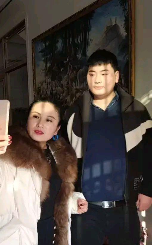 陈亚男|陈亚男否认怀孕，称自己也想做妈妈但是没办法，暗示小伟的问题？