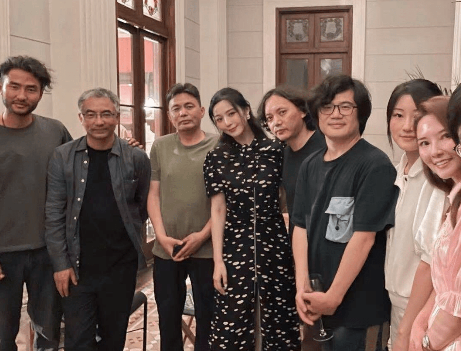 潮流新风|范冰冰生图真抗打！就算是穿一身朴素黑裙，也依旧美得光彩照人