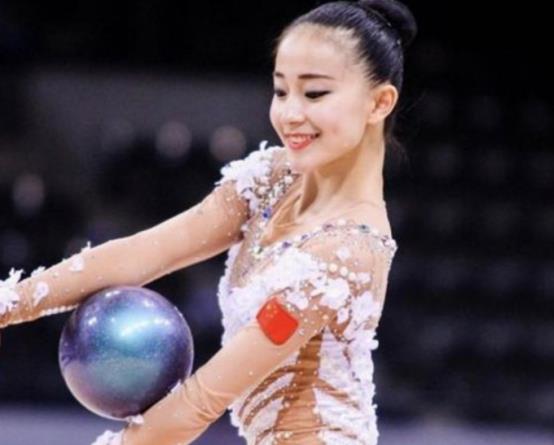 张豆豆|张豆豆凭挺胸照爆红后，因发育太快无奈退役，为当教练拒入娱乐圈