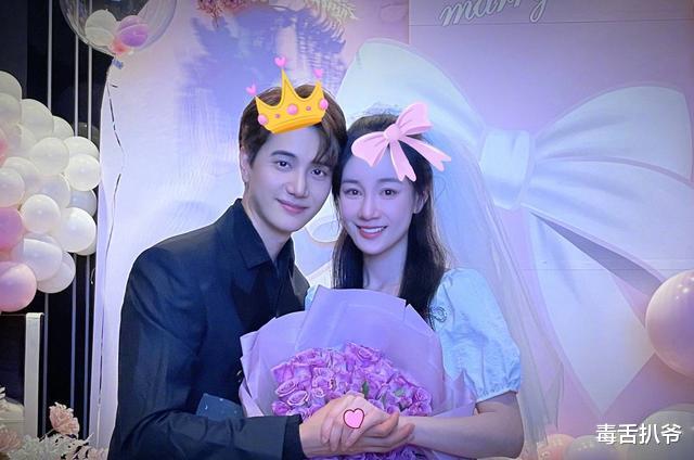 张檬|小五成功求婚张檬！晒两人拥吻照露幸福笑容，张檬当场感动落泪