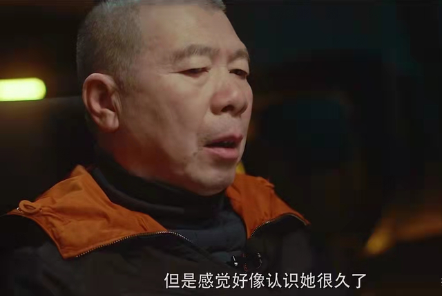 梅艳芳|63岁梁家辉采访中崩溃大哭！左手用力捶胸口，说话哽咽表情悲伤