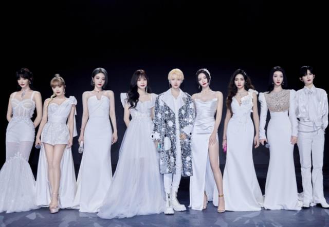 龚俊|王一博对女孩都冷漠，唯独对THE9的她另眼相待，看到就忍不住笑