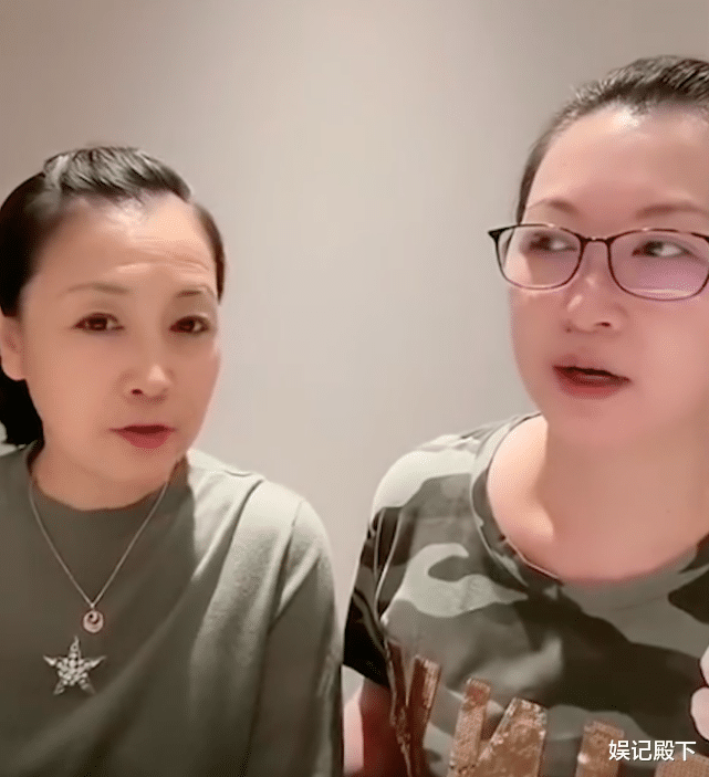 |赵本山老婆与小姨子同框，两姐妹长相神似，虽半老徐娘却风韵犹存