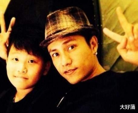 陈坤|陈坤与“准儿媳”合影酷似同龄人，镜头前搞怪毫无年龄差！