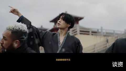 张艺兴|张艺兴商场海报遭吐槽,穿着“清凉”姿势尴尬,网友:有点辣眼睛