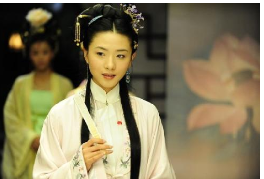 万茜|万茜的“亚洲蹲”太难了，她身材出众还自律，傲人“漫画腿”太难得