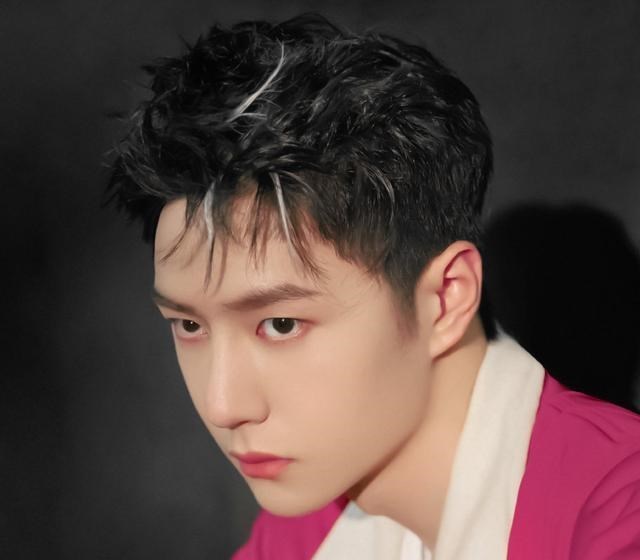 王一博|王一博新代言开启预热，豹塑专属款上线，网友：品牌用心良苦