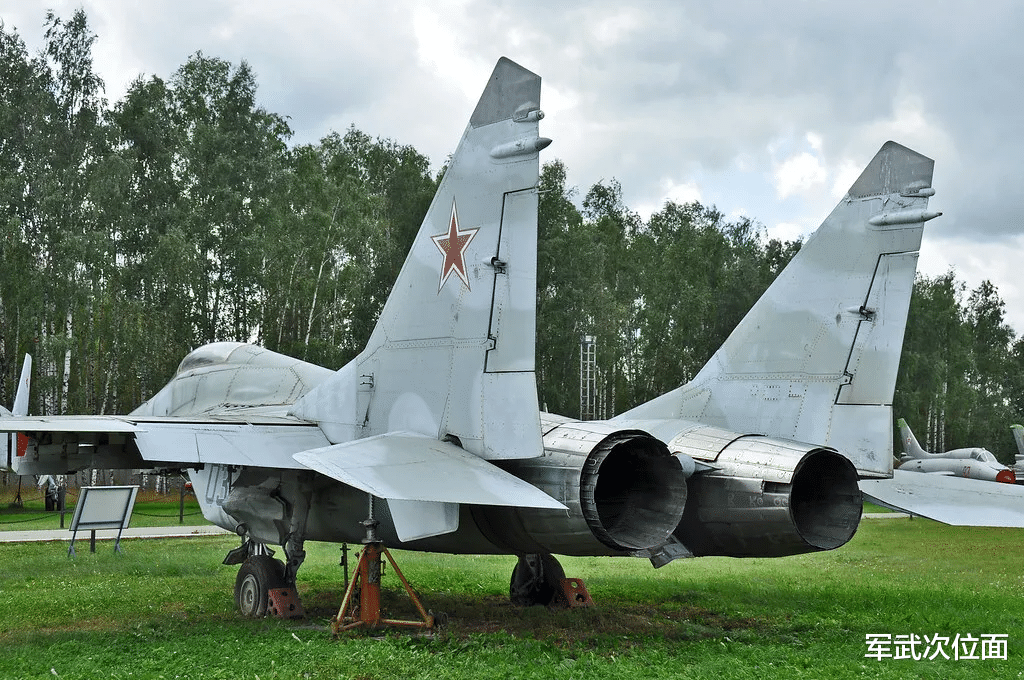 苏25|30年前那场表演，苏联空军展示众多机型，为何我们只看中了苏-27