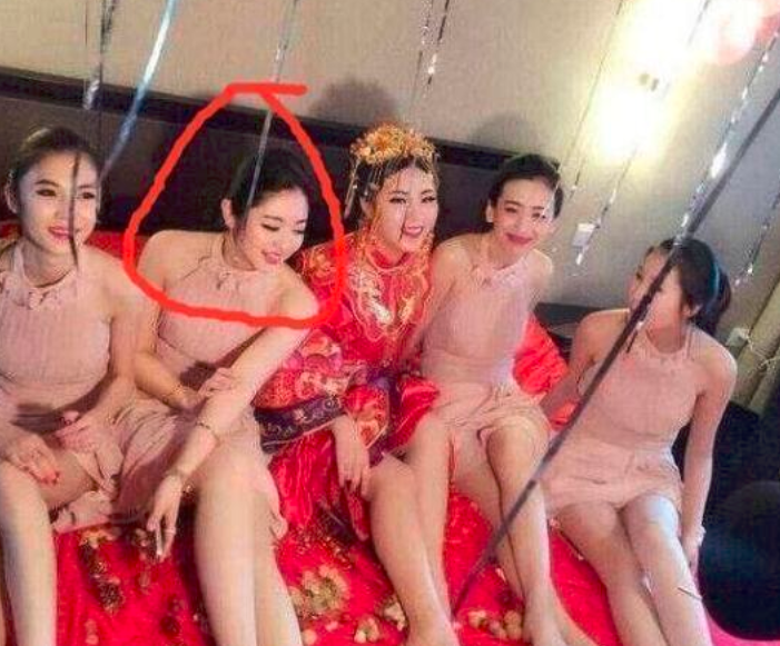 情感避风港|“当伴娘不仅得漂亮，坐姿也很很重要的！”小姐姐这姿势多尴尬啊，哇哈哈哈