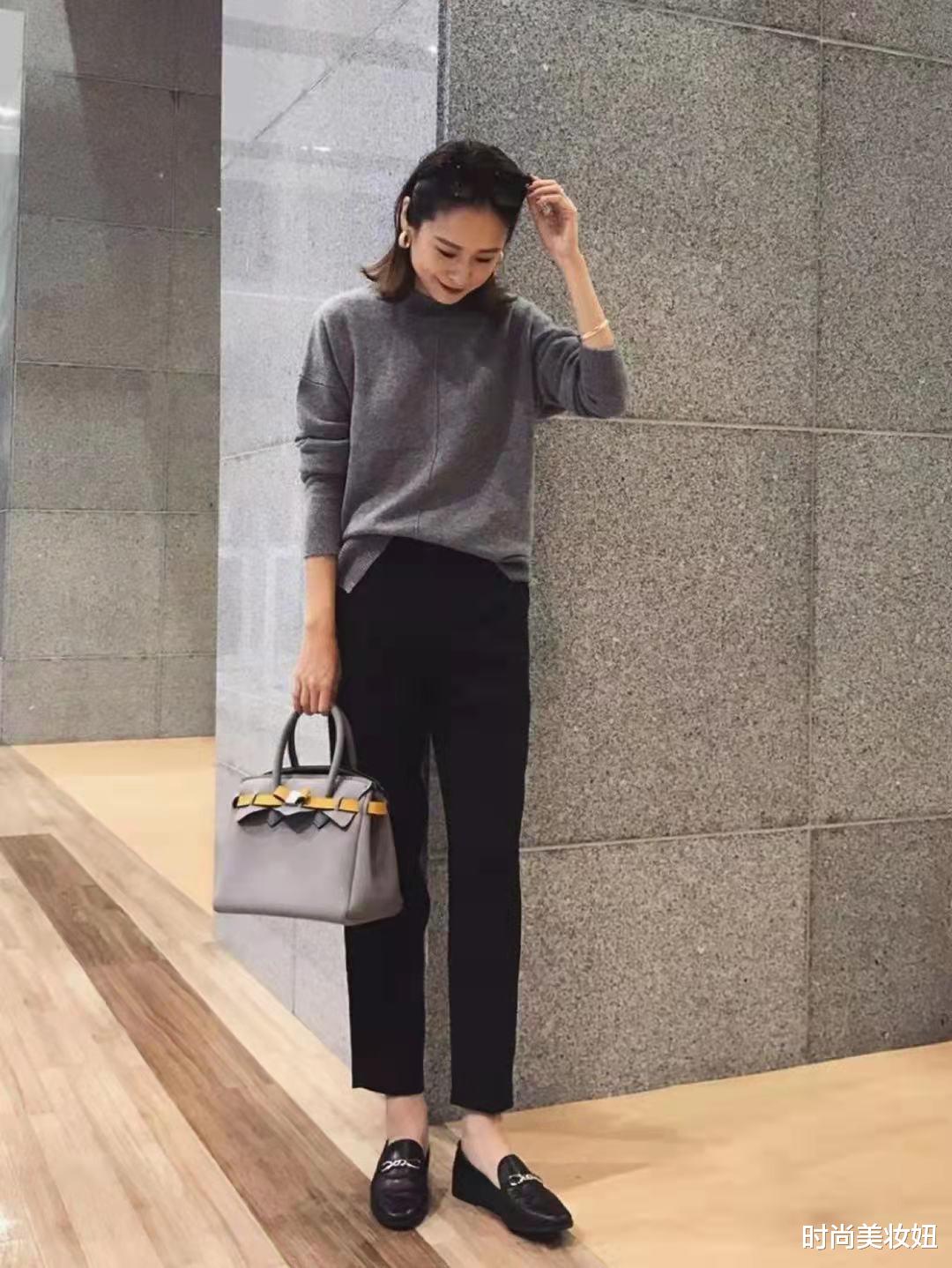 时尚美妆妞 50岁女人穿衣越简单越高级，秋季毛衣极简搭配，气质又时髦