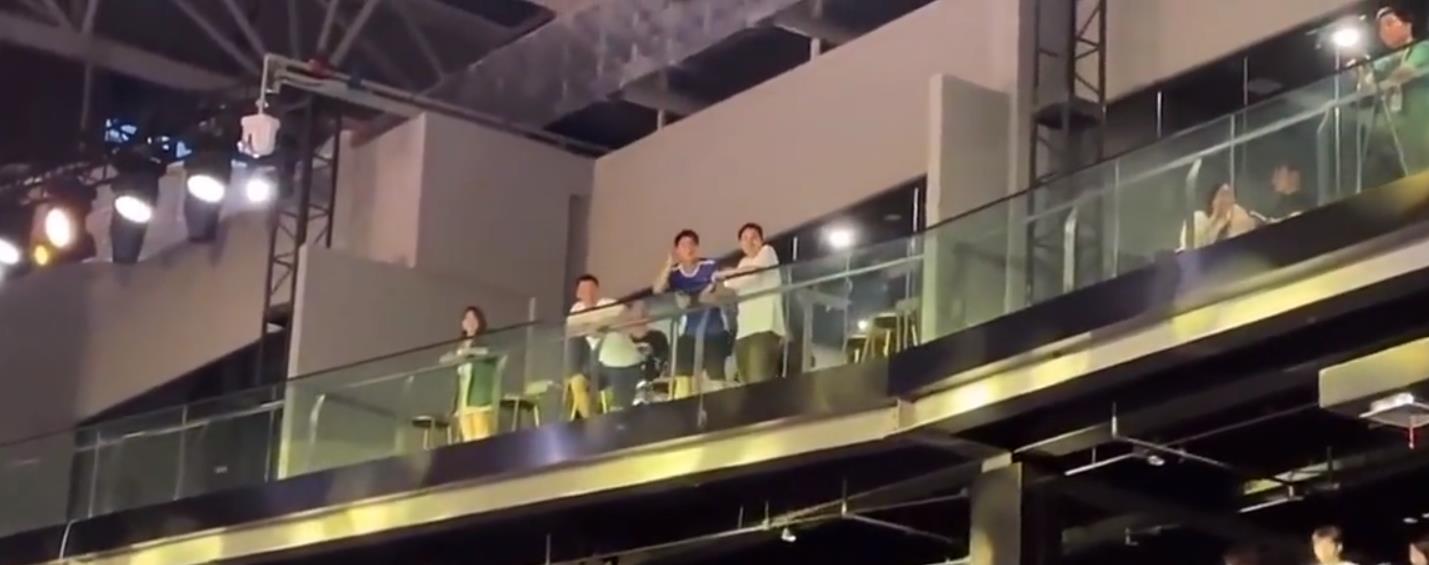 奶球妈咪聊|何猷君现场与工作人员爆发骂战,言语恶劣难堪,被骂私生子