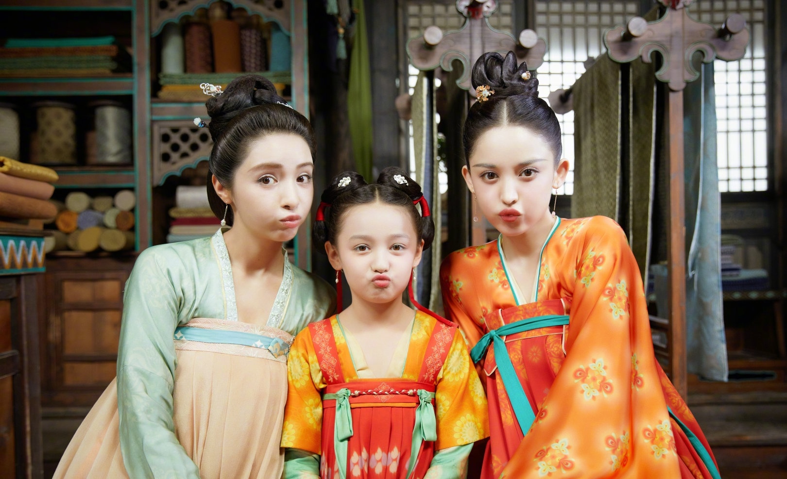 古力娜扎|娜扎和迷你版自己合照，两人仿佛复制粘贴，想必娜扎都生不出这么像的