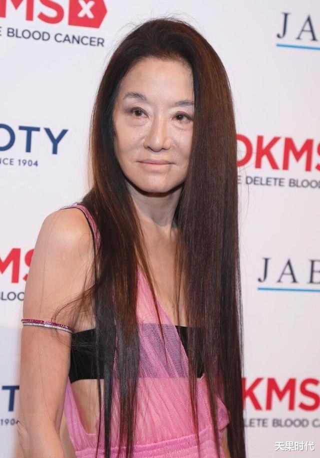 天果时代 王薇薇都72岁还这么拼,瘦到脱相不忘秀身材,穿粉色透视裙很减龄