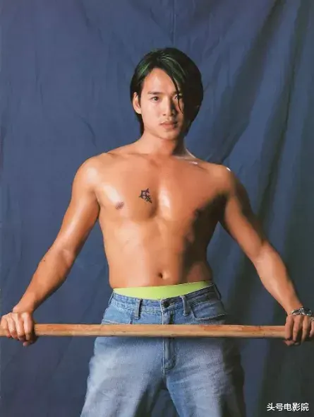 毛晓彤|3位“古惑仔”重聚，张柏芝第一个男人现身，陈小春倒茶叫他大哥