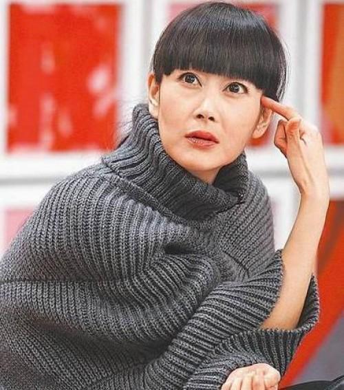 蒋勤勤|她遭闺蜜蒋勤勤和丈夫出轨，两次离婚后烧炭自杀，生命定格在44岁