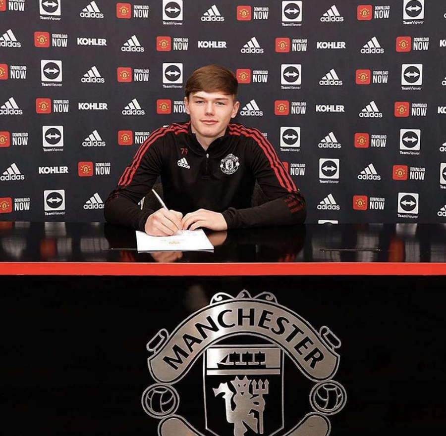 事业单位|曼联官宣续约青训右边锋，今夏刚从宿敌利物浦加盟！常穿7号球衣