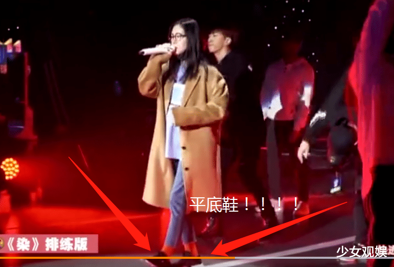 张碧晨|张碧晨孕肚照被扒，怀孕后坚持工作，这造型也难怪粉丝没发现