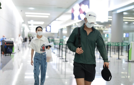 BiuFashion|赌王千金与男友罕见不牵手，何超莲的穿搭看着不贵，但气质藏不住