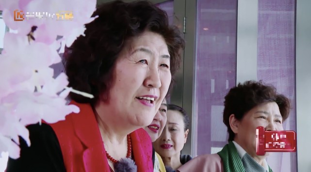 钟丽缇|50岁钟丽缇晒全家福水蛇腰抢镜，曾做试管婴儿，婚后5年却仍未能怀孕