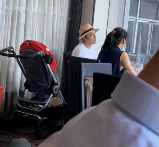 明道|明道餐厅被偶遇，和老婆坐一起超恩爱，1岁儿子正脸曝光眉眼像他