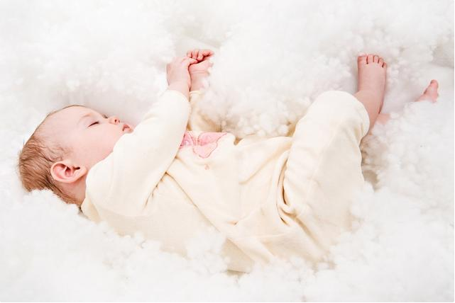 Ainee妈咪|给小婴儿用枕头有讲究，“高枕”未必无忧，与宝宝“匹配”更关键