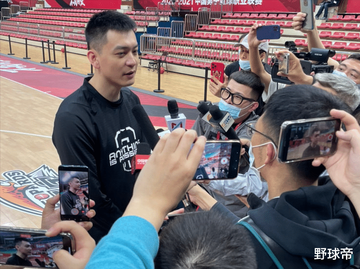 辽宁男篮|杨鸣和教练组连夜开会！辽篮15年老兵归队！2个字说出取胜之匙，太精辟！