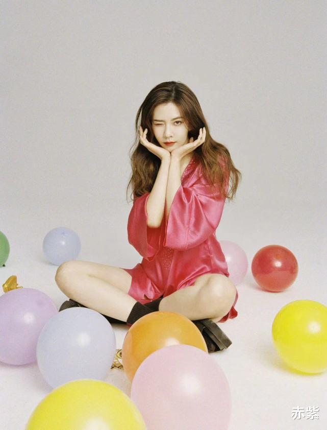 赤紫 宋妍霏生日look也忒好看了，满屏的18岁少女风