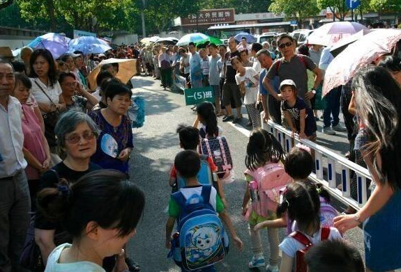 接送孩子 接送孩子的“钟点工”火了,按次收费还能多孩拼单,月入过万不是