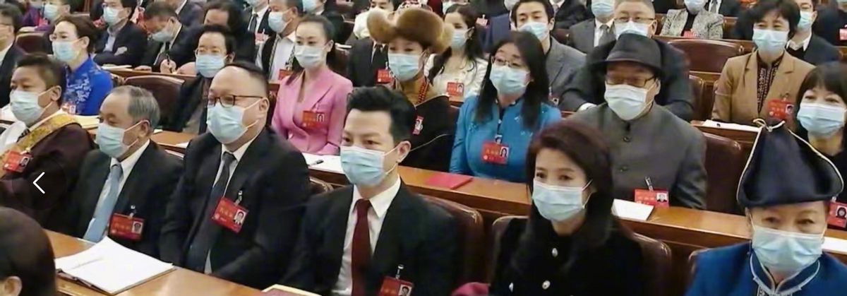 任鲁豫|48岁朱迅素颜照曝光！v领黑衣披头显优雅，任鲁豫为其单膝跪地拍照