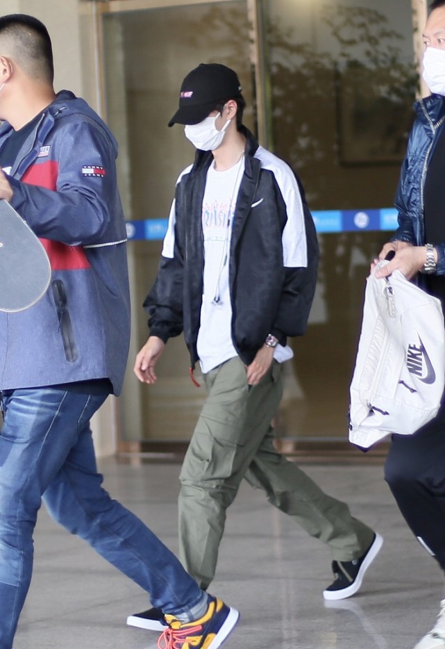 穿衣搭配|长得帅剪个寸头也好看,王一博清爽短发让人心动,穿得也像大学生