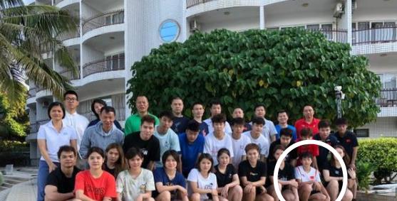 奶球妈咪聊|反差!全红婵归队训练,6点出早操一脸倦容,何教练却精神抖擞