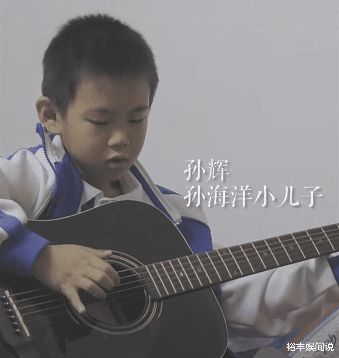 |偶遇孙卓孙辉兄弟俩逛公园，孙卓拿烤肠吃，孙辉手持玩具斧劲霸气