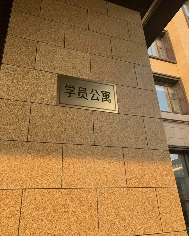 温兆伦|57岁TVB港星入住党校，参加会议态度谦卑，曾自曝在国外漂泊无依