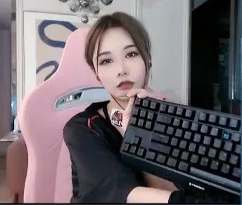 csgo|快来学习CSGO“压枪”？天禄拿下正赛首胜，女主播砸键盘祝贺
