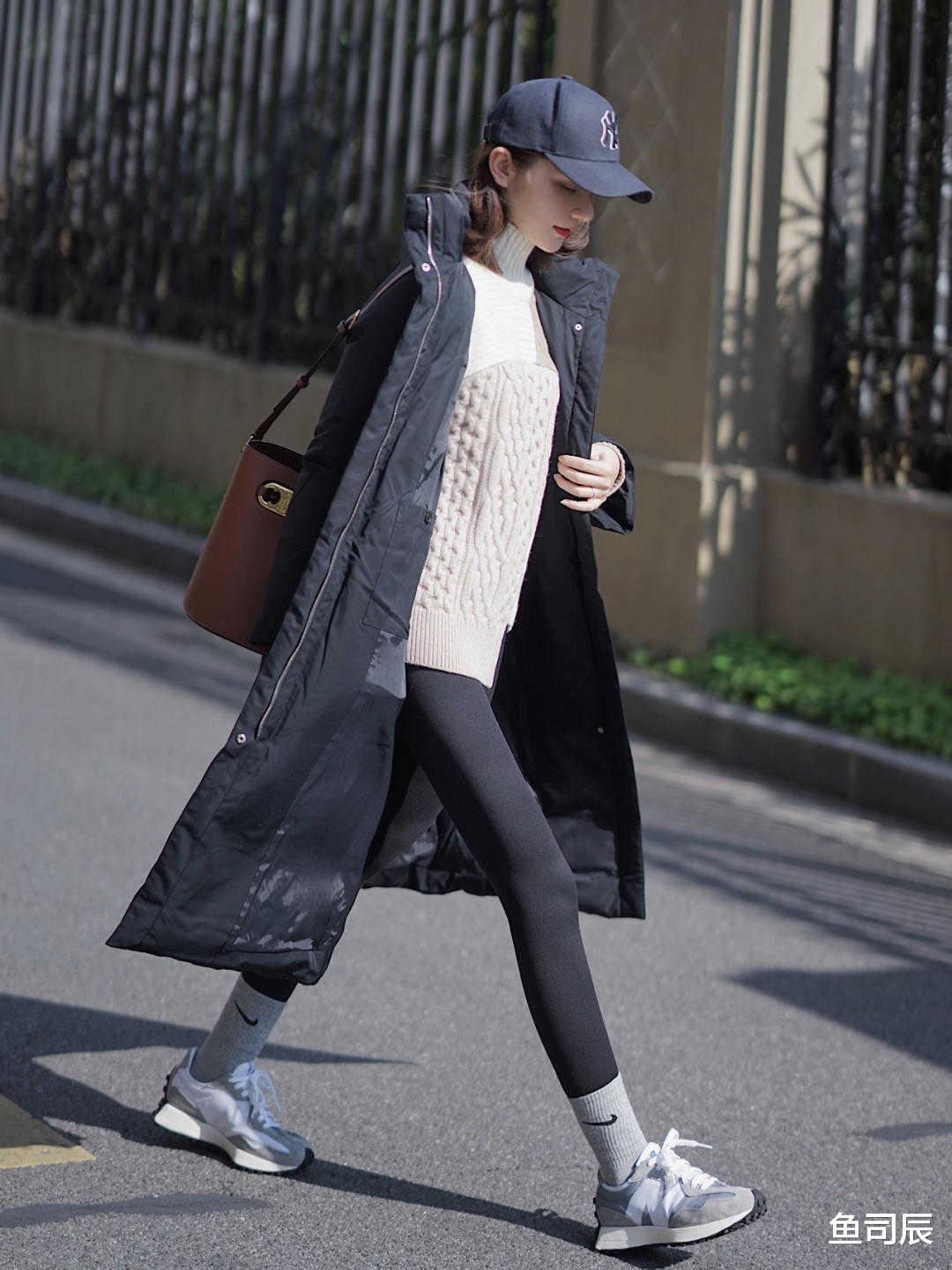 鱼司辰 秋冬,还没备长款羽绒服,选这4套能让你提升气质,精致又保暖