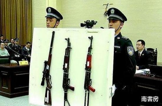 他身家过亿,08年汶川地震捐4000万,被捕时警方搜出1个排的武器